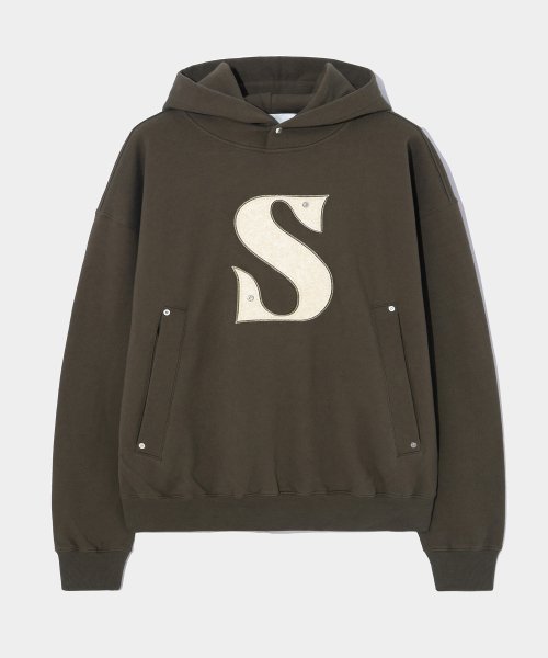 MUSINSA | SATUR Rivet Appliqué Pocket Logo Hoodie Brown Sugar