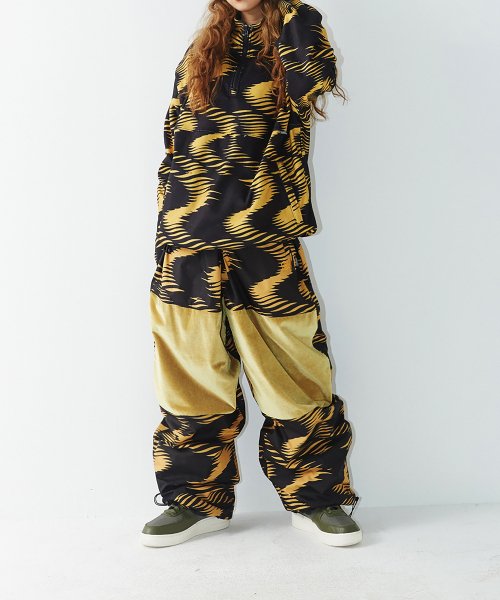 MUSINSA | BSRABBIT Zigzag Wave Velvet Super Wide Box Pants Gold