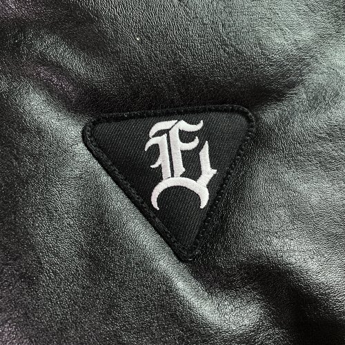 Короткий кожаный пуховик EV E с патчем-эмблемой (Black)