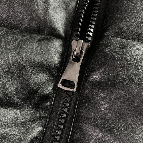 Короткий кожаный пуховик EV E с патчем-эмблемой (Black)