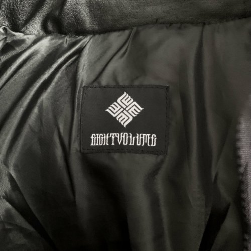 Короткий кожаный пуховик EV E с патчем-эмблемой (Black)