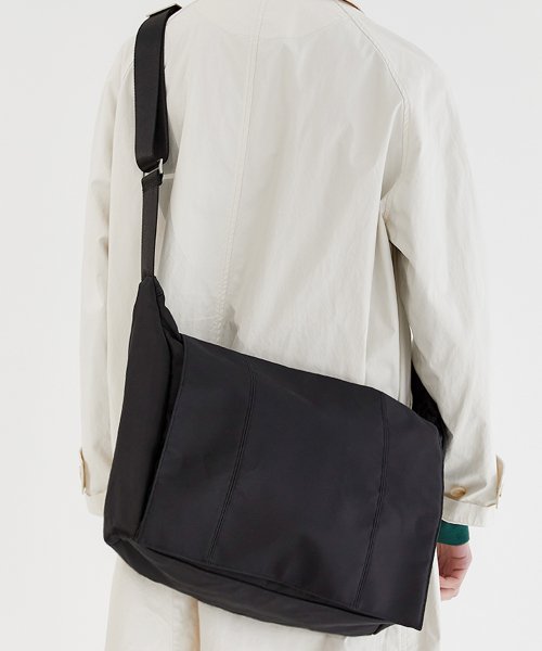 VERTICAL FLAP MESSENGER BAG (B005_BLACK)