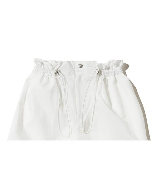 우알롱(WOOALONG) Shirring semi wide parachute pants - WHITE