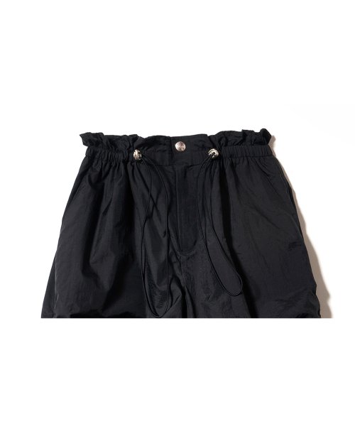 우알롱(WOOALONG) Shirring semi wide parachute pants - BLACK