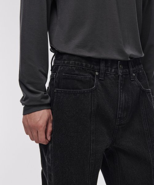 Прямые джинсы с панелями и разрезом сзади [Washed Black]