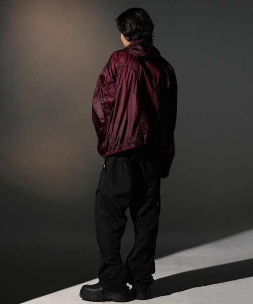 ESSENTIAL GEOMETRY WINDBREAKER [BURGUNDY]