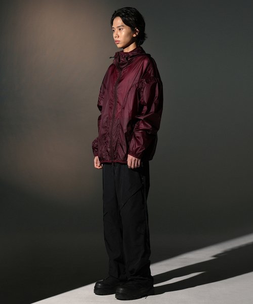 ESSENTIAL GEOMETRY WINDBREAKER [BURGUNDY]