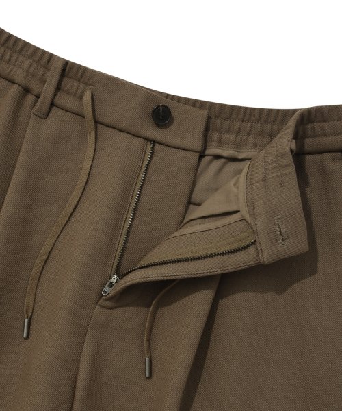 Брюки-слаксы полуширокие с одной складкой Beige