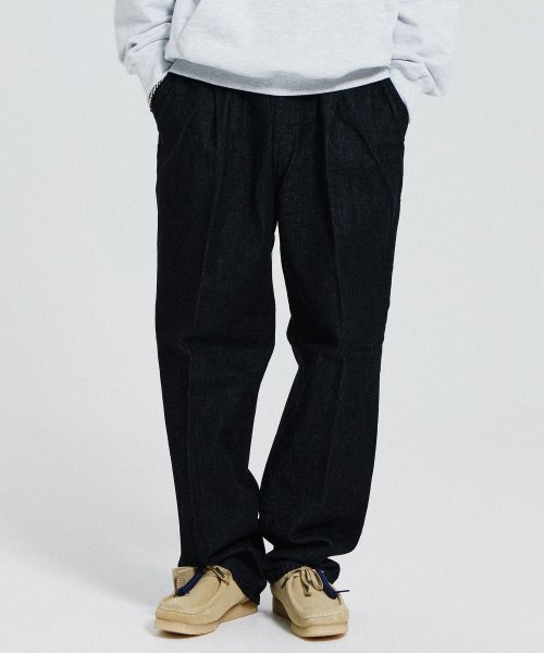 WIDE BANDING ONE TUCK DENIM PANTS_чёрное