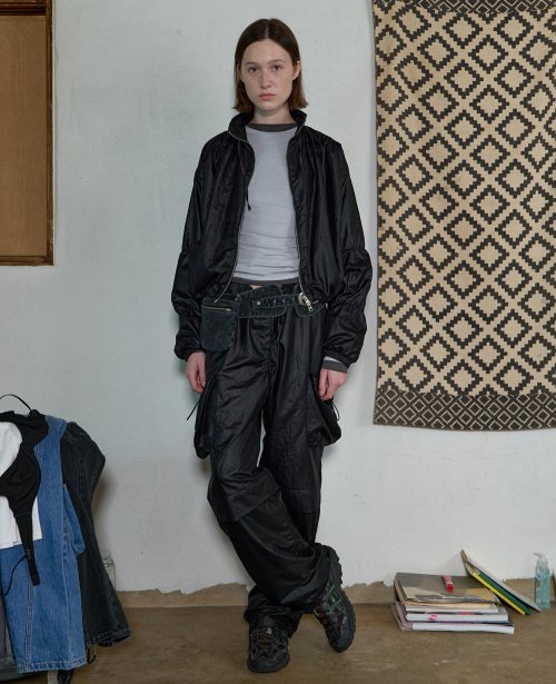 HIGH NECK SHIRRING BLOUSON - BLACK