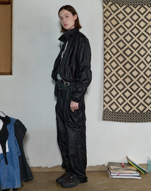 HIGH NECK SHIRRING BLOUSON - BLACK