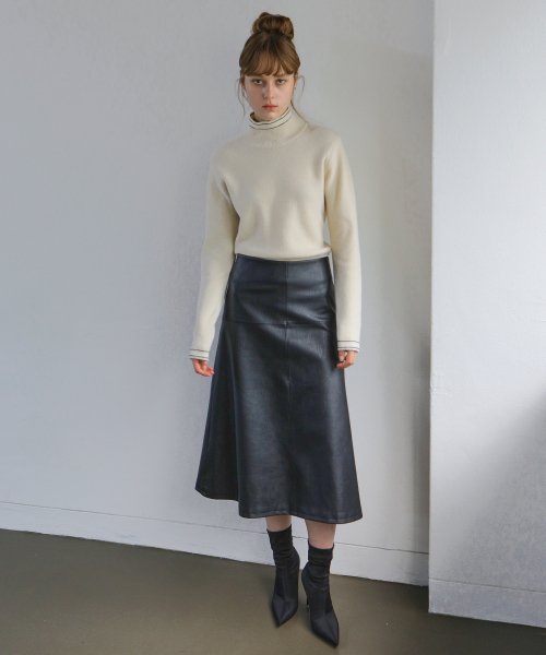 LINE TURTLENECK PULLOVER / IVORY