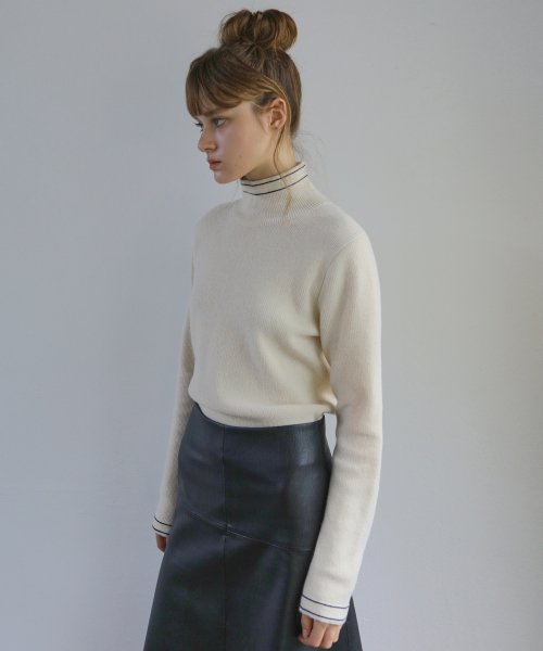 LINE TURTLENECK PULLOVER / IVORY