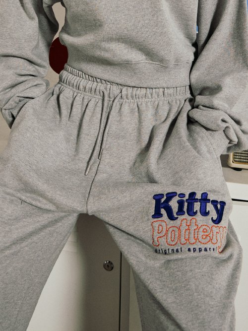 KITTY POTTERY CT LOGO EMBO SWEAT брюки серый