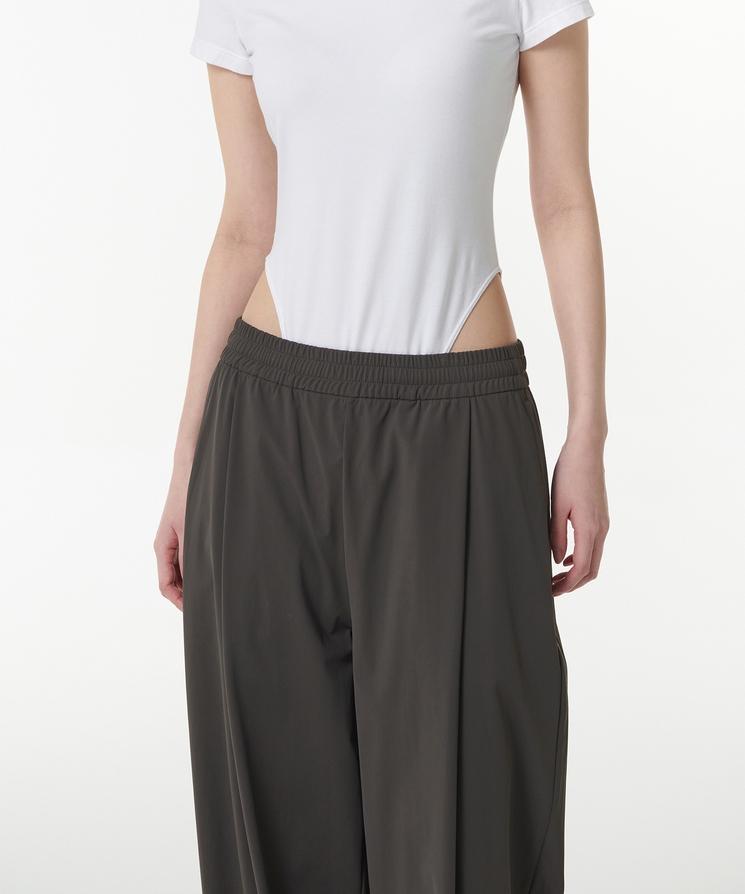 WOMENS COOLING DEEP TUCK WIDE BANDING брюки [GUNMETAL]