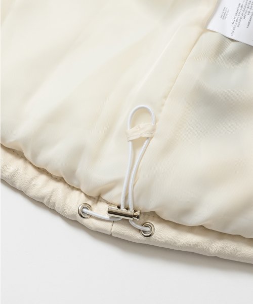 Короткий пуховик из экокожи (Cream)
