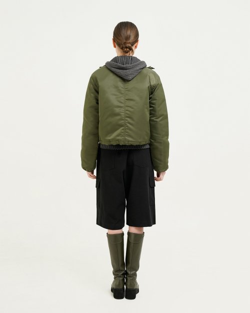 Укороченный пуховик с заклепками KHAKI