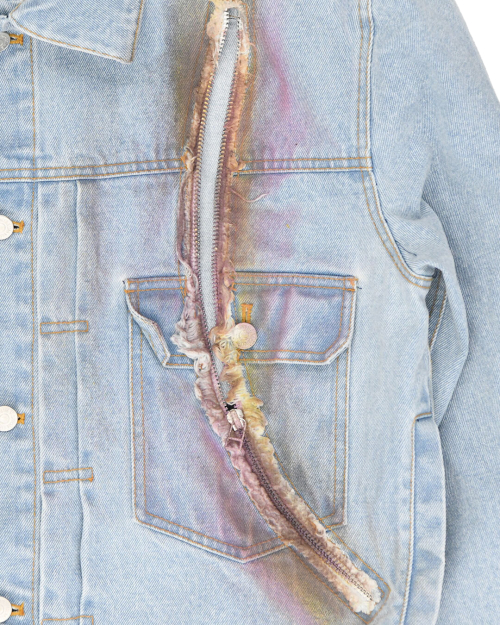 SPRAYED CURVED ZIPPER DENIM JACKET (DENIM)