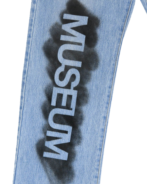 LEATHER PATCH SPRAYED DENIM PANTS (DENIM)