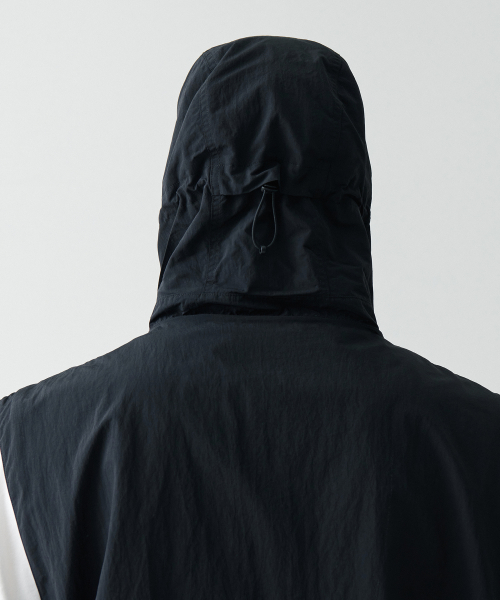 CITY LEISURE HOODED VEST [BLACK]