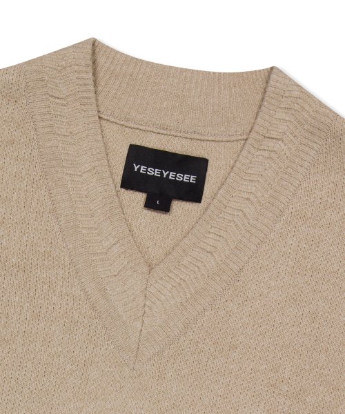 One Pocket Knitted V-Neck Vest Ivory
