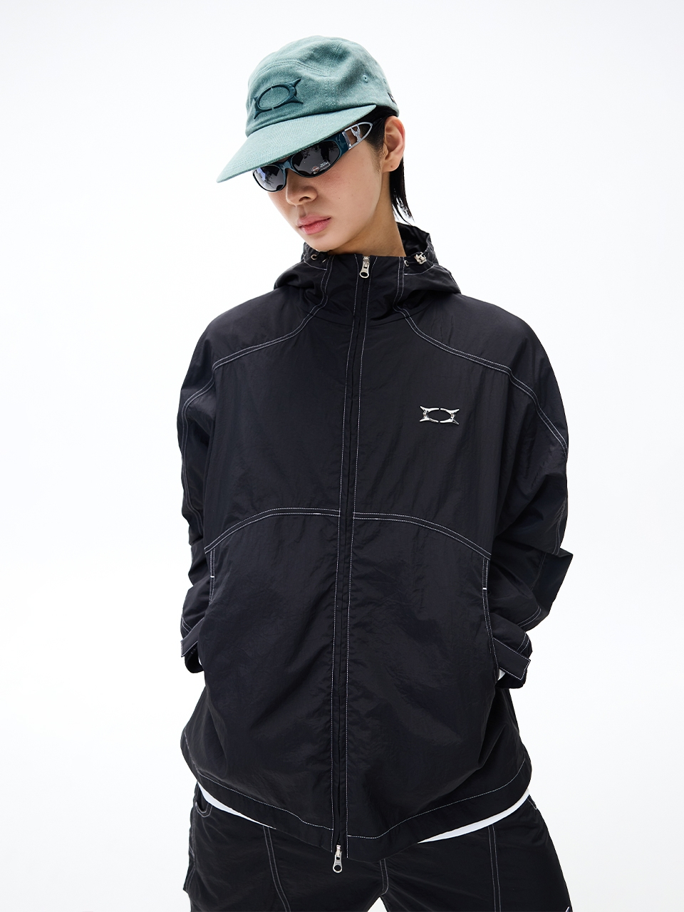 MUSINSA公式 | CRITIC METAL WORMHOLE LOGO PANTS BLACK