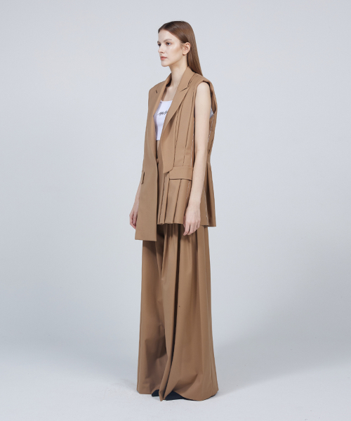Pleated line signature vest