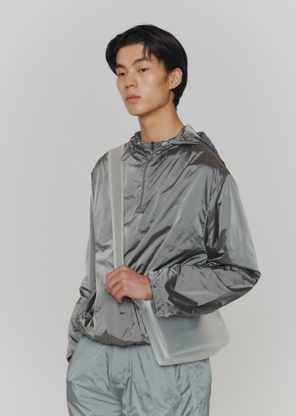 아모멘토(AMOMENTO) GLOSSY NYLON HALF ZIP-UP JUMPER (3COLORS