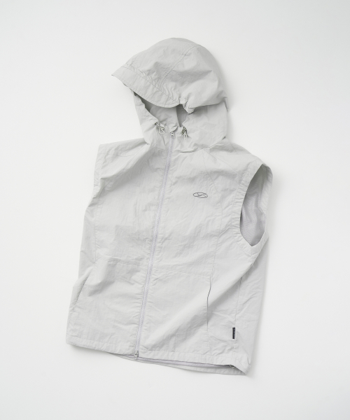 Жилетка нейлоновая с капюшоном и лого / Light Gray