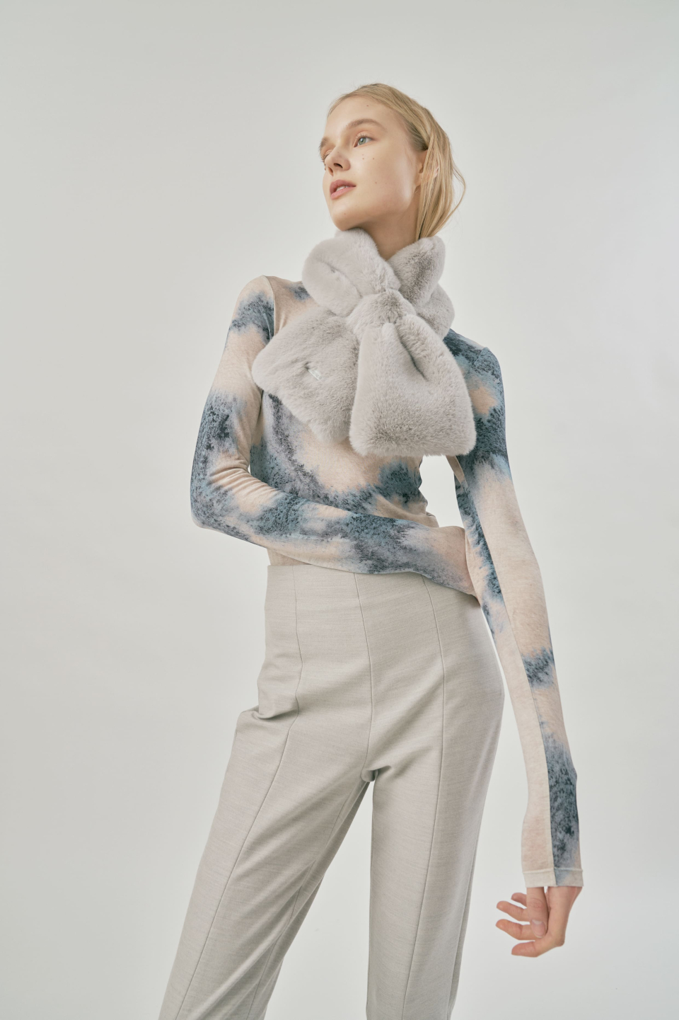 MUSINSA | MOLLIOLLI Molly Ring Fake Fur Muffler [Light Gray]