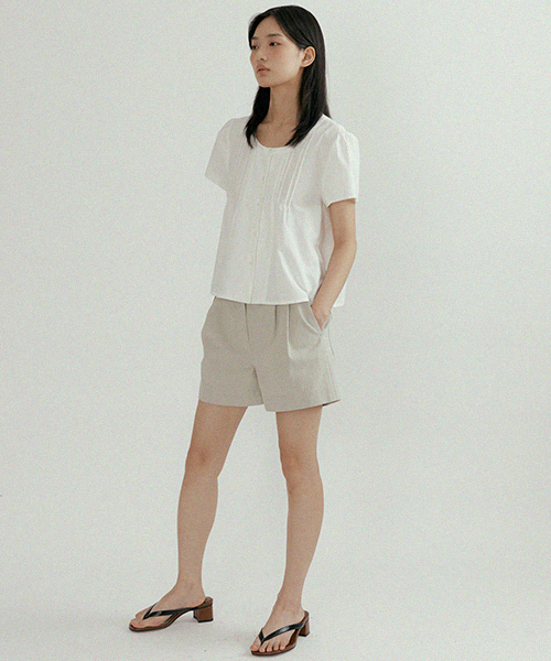pintuck round blouse-ivory
