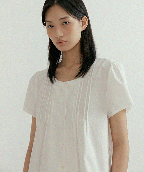 pintuck round blouse-ivory