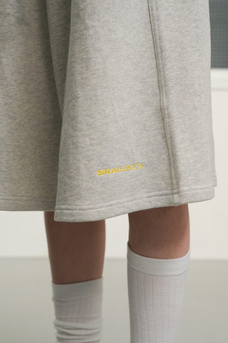 MUSINSA公式 | GRAILZ ROSE EMBLEM BERMUDA SWEATPANTS [GREY]