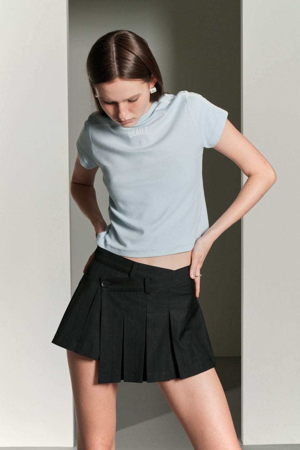 MUSINSA公式 | GRAILZ UNBALANCE PLEATS WRAP SKIRT [BLACK]