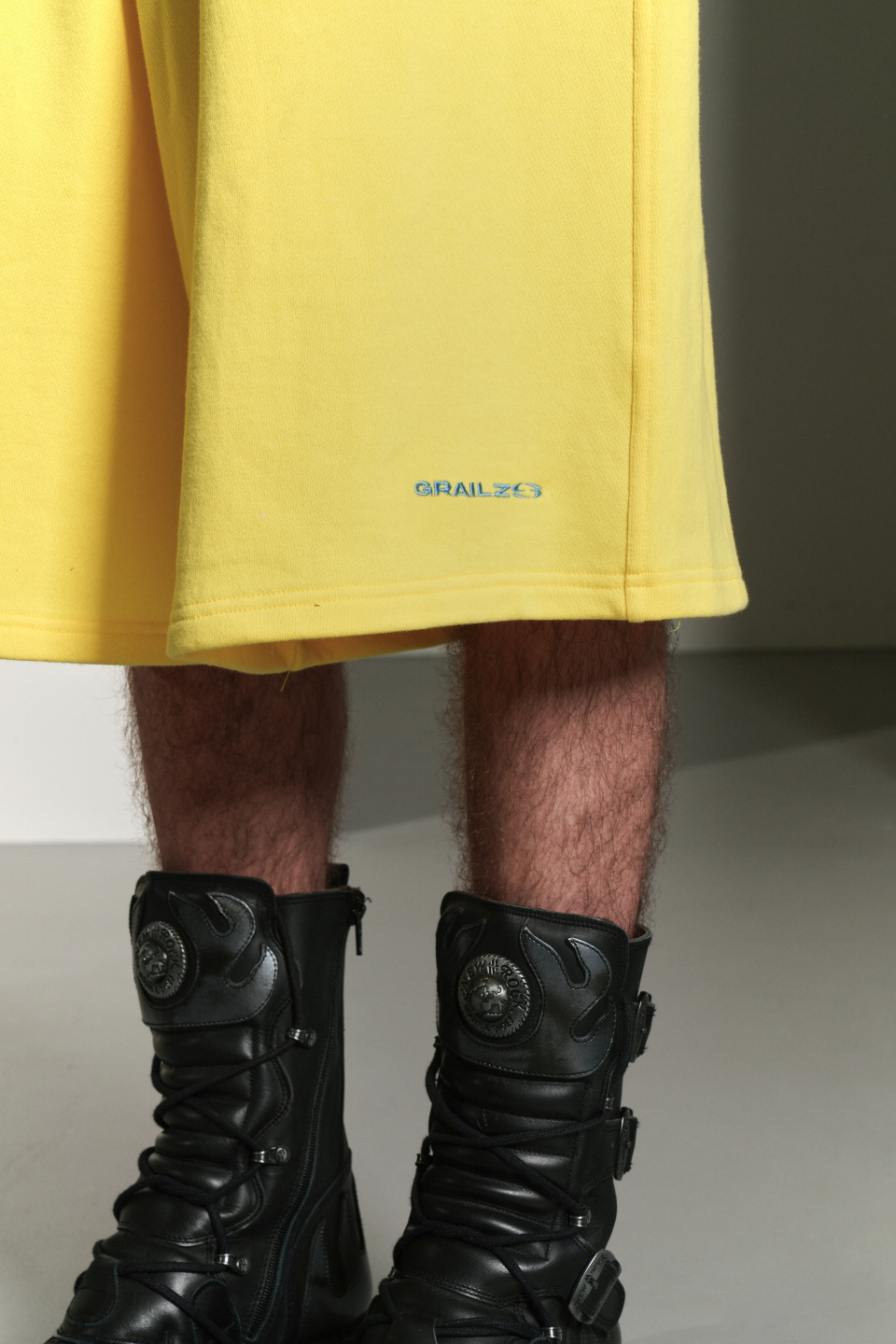 그레일즈(GRAILZ) ROSE EMBLEM BERMUDA SWEATPANTS [YELLOW