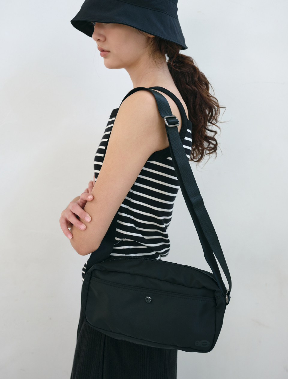 [ENZO BLUES] ストライプクロスバッグ MUSINSA公式 | ENZO BLUES Easy Luster Cross Bag (Black)