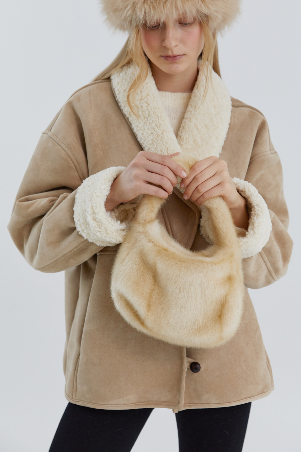 トートバッグ MOLLIOLLI Kitty Rabbit Ecofur Mini Bag Frel Hood Beige MW4WB MUSINSA | MOLLIOLLI Kitty Rabbit Fake Fur Mini Bag [Frelhood