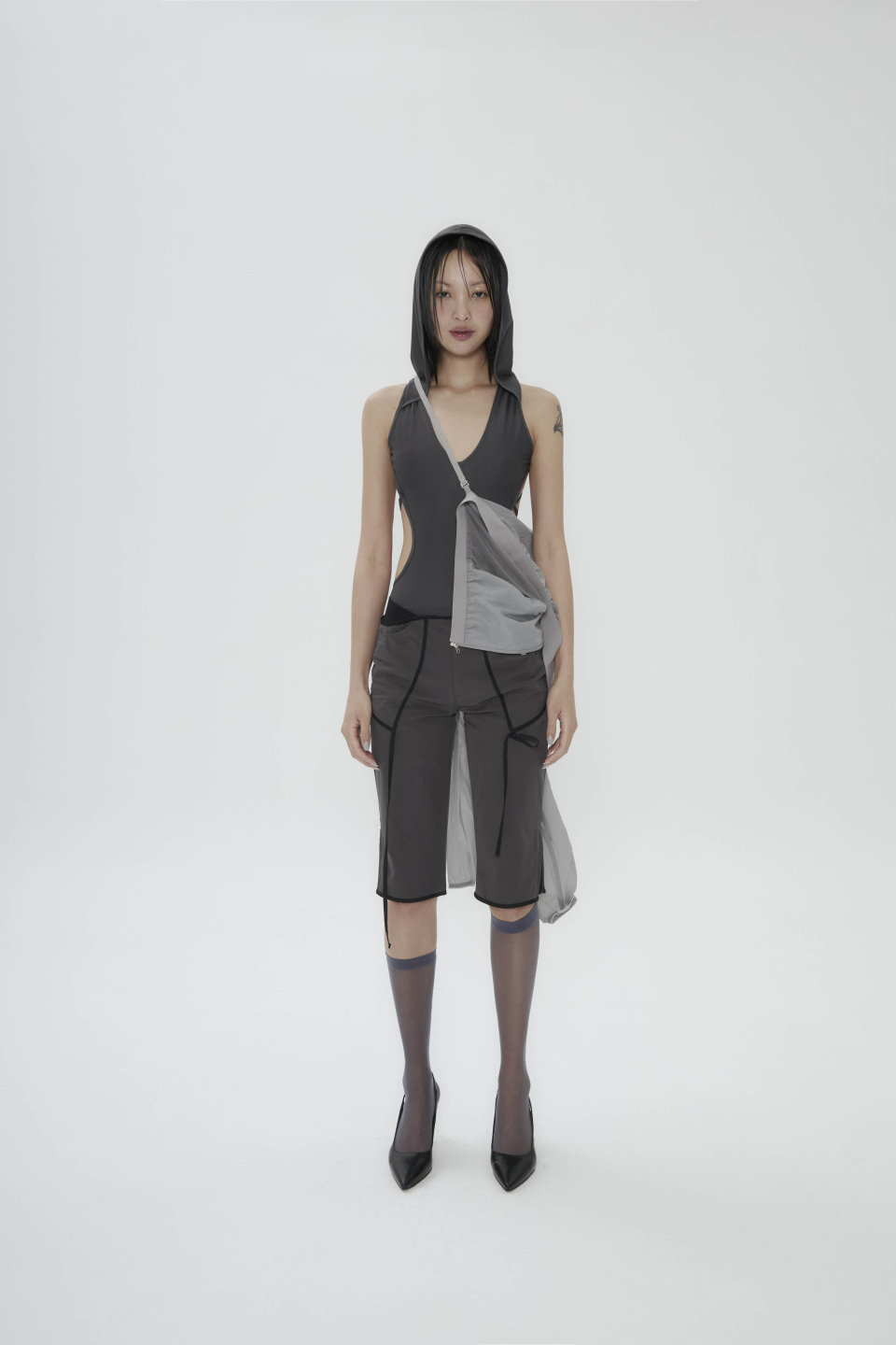 MUSINSA | OJOS Strap Trimming Capri Pants / Charcoal
