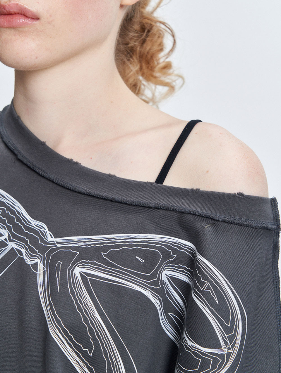 MUSINSA | TUOMIO DAMAGED T-SHIRTS [CHARCOAL]