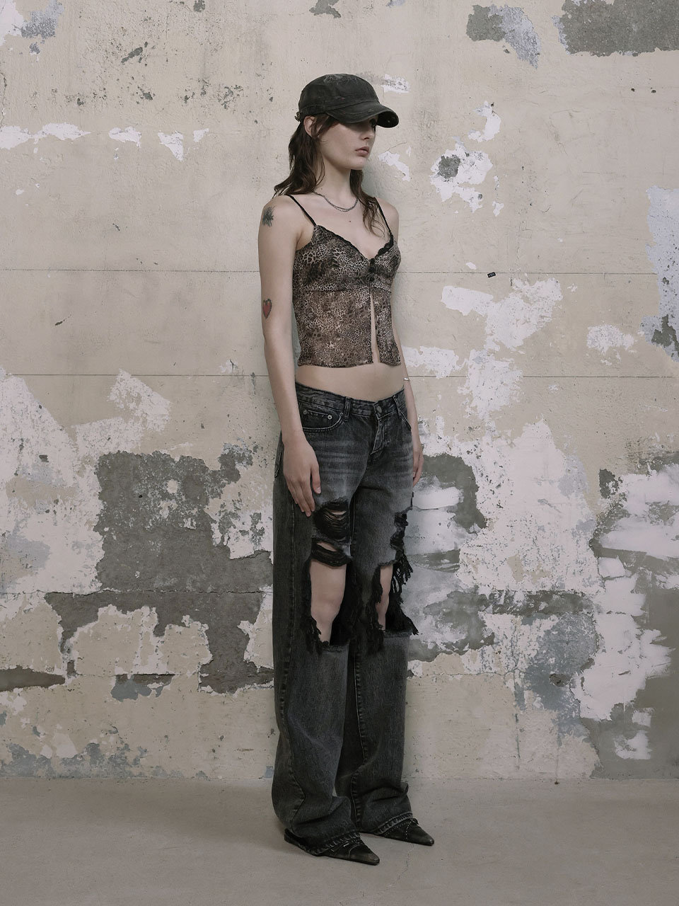 보헤미안 서울(BOHEMSEO) DISTRESSED DEEP GRAY JEANS - 사이즈