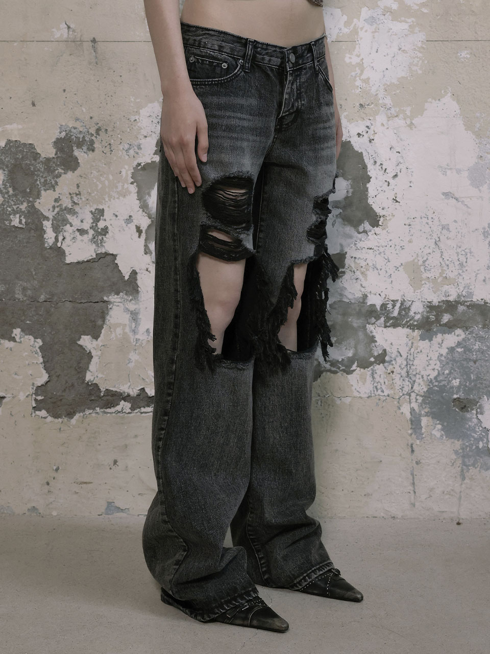 보헤미안 서울(BOHEMSEO) DISTRESSED DEEP GRAY JEANS - 사이즈