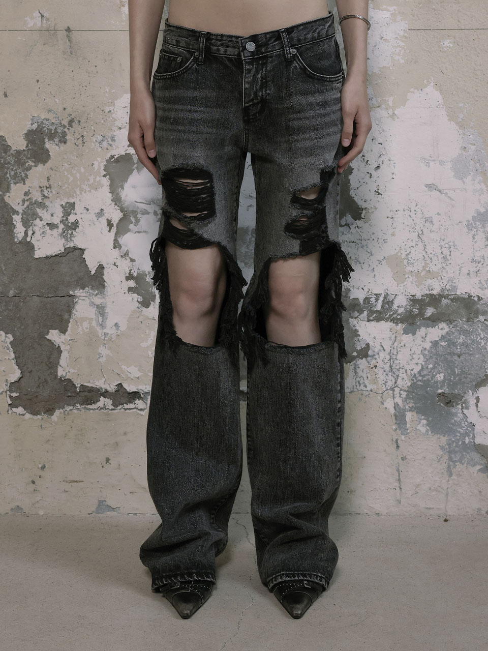 보헤미안 서울(BOHEMSEO) DISTRESSED DEEP GRAY JEANS - 사이즈