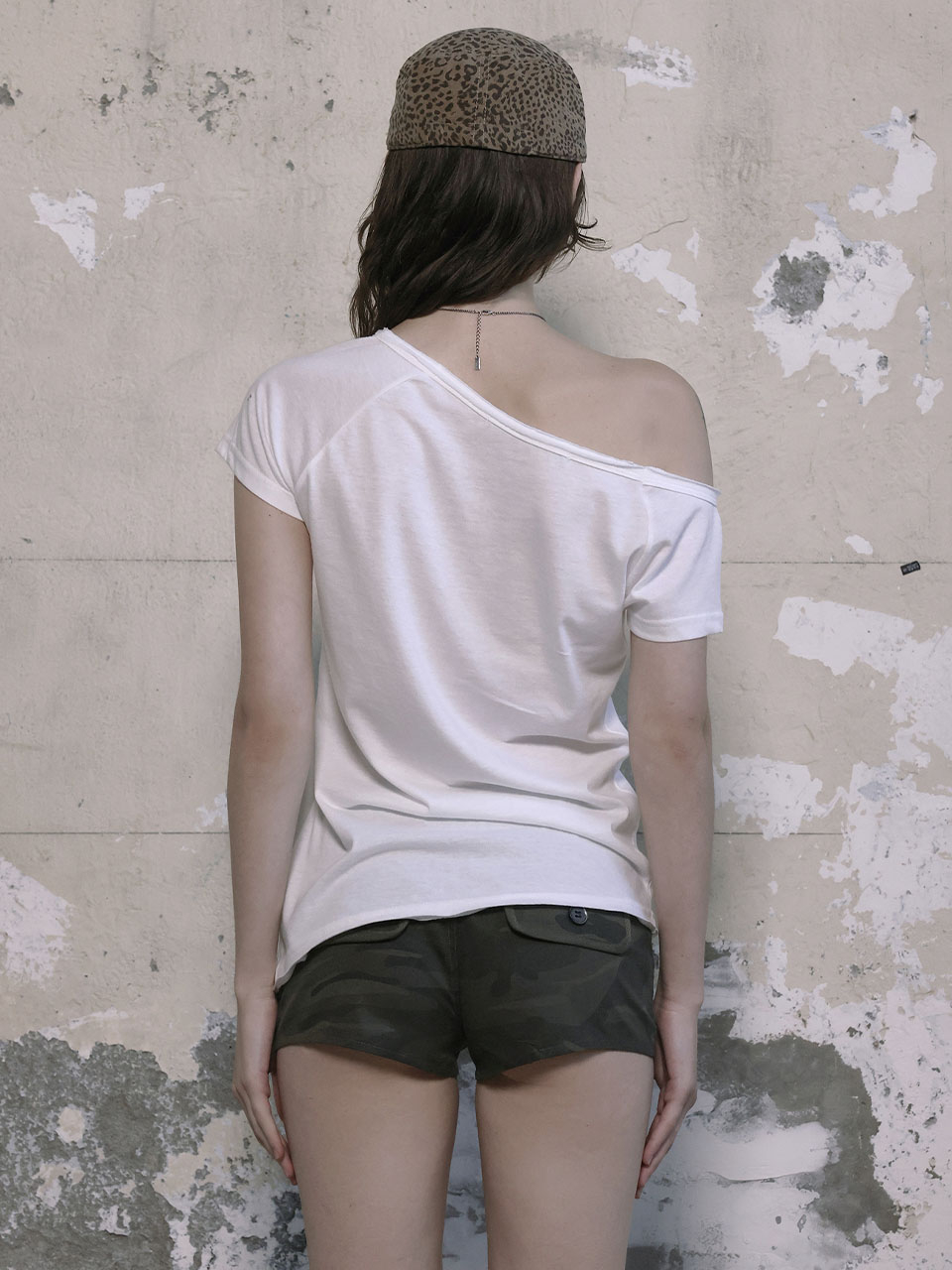 보헤미안 서울(BOHEMSEO) FUNKY SCOOP NECK TEE CONCH, WHITE