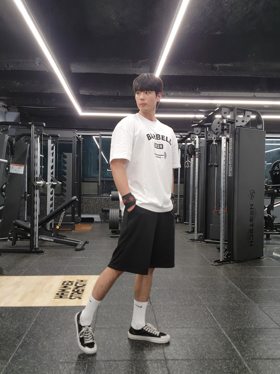 화이트티 모델컷