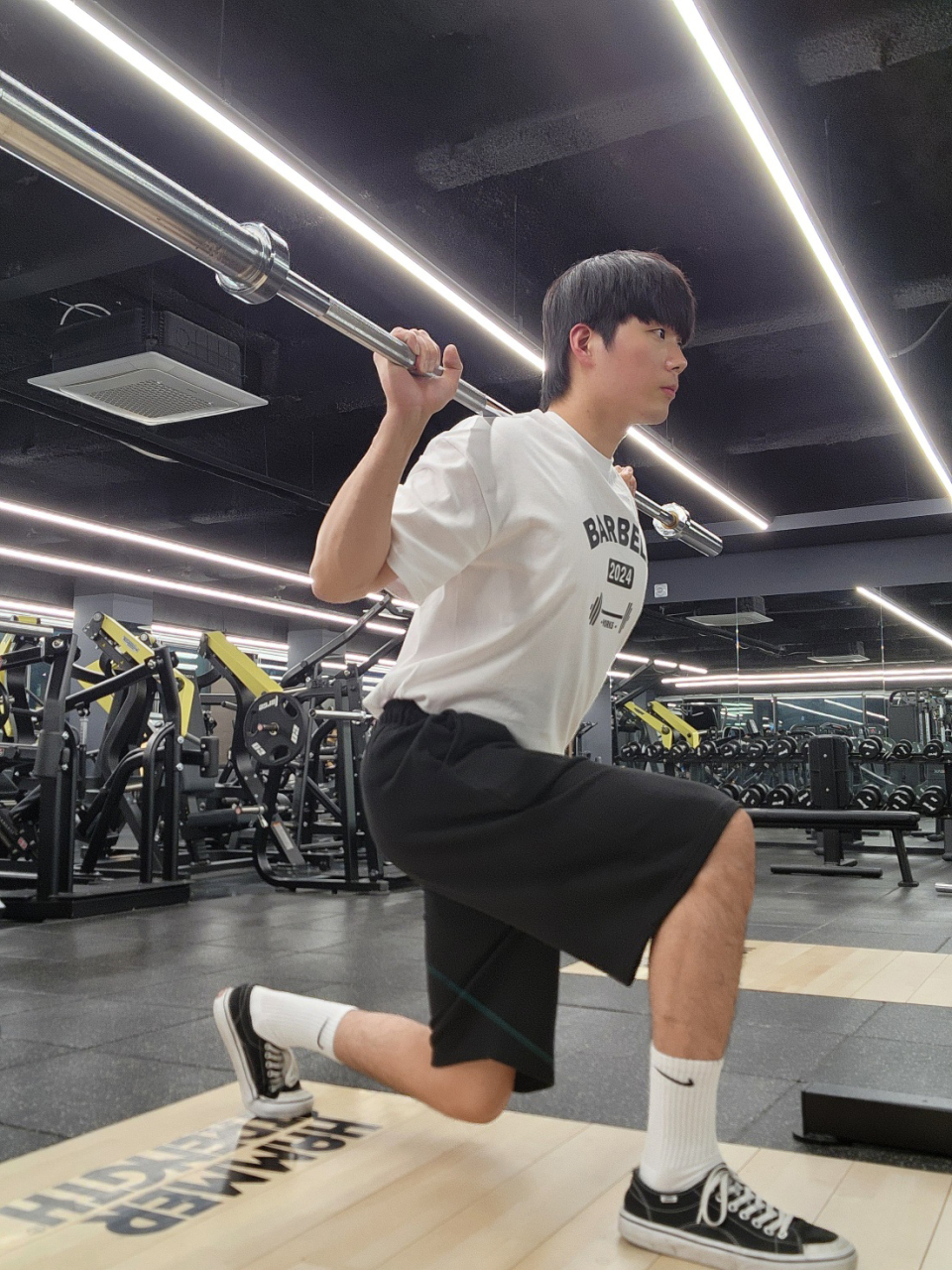 화이트티 모델컷