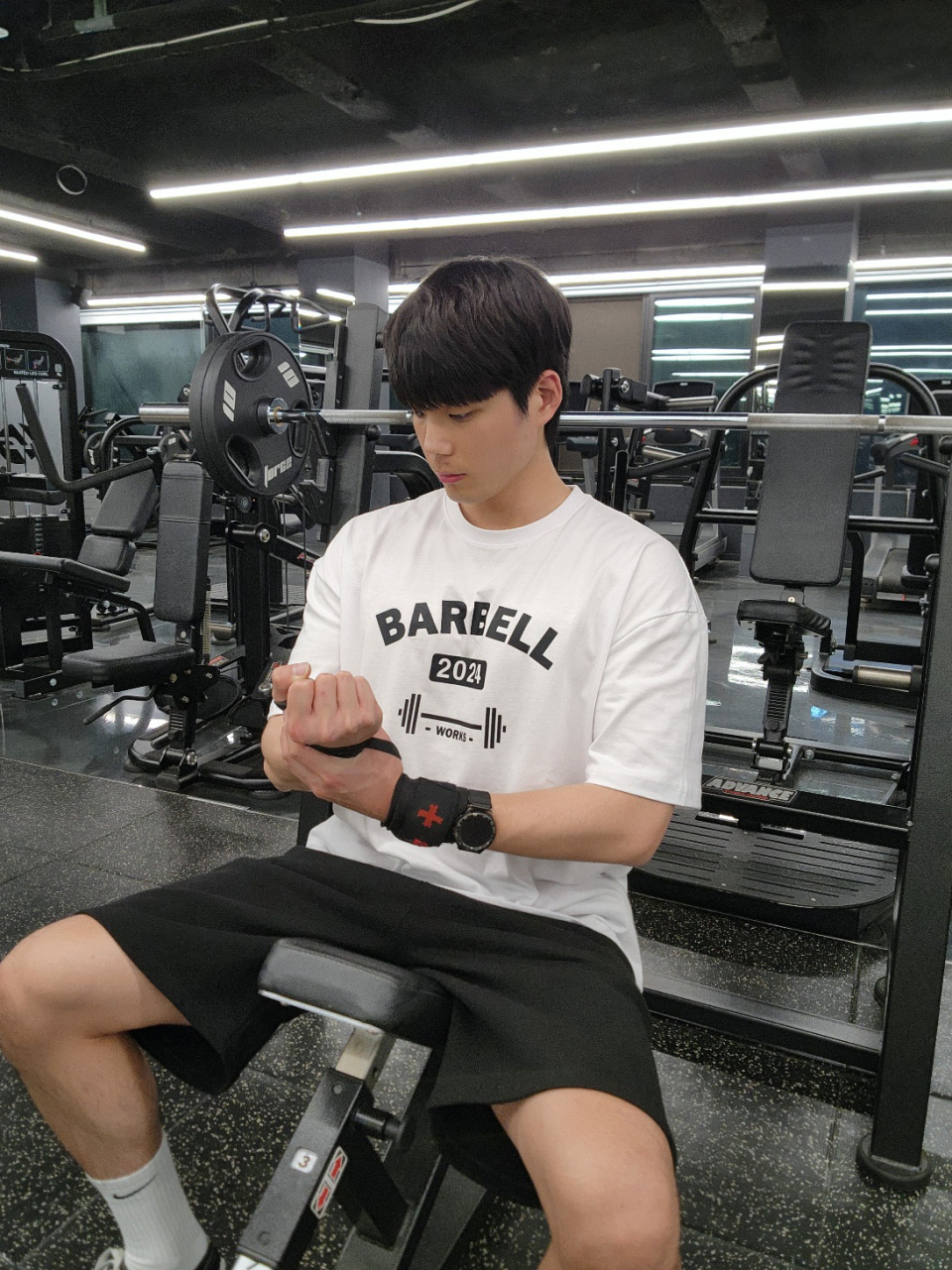 화이트티 모델컷