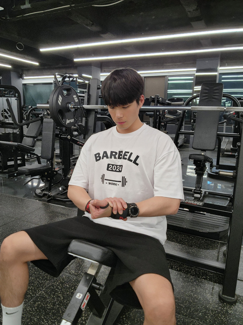 화이트티 모델컷