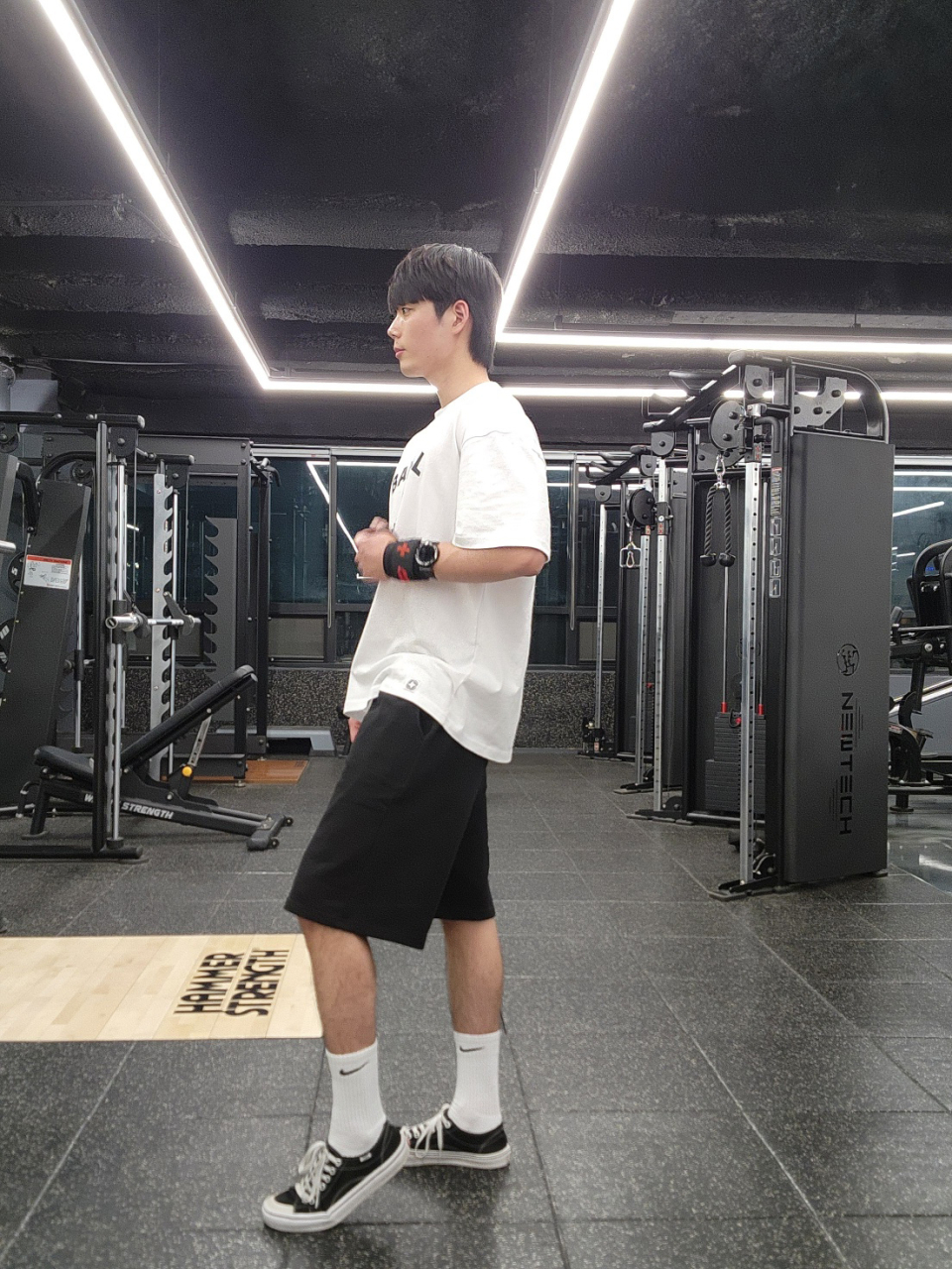 화이트티 모델컷