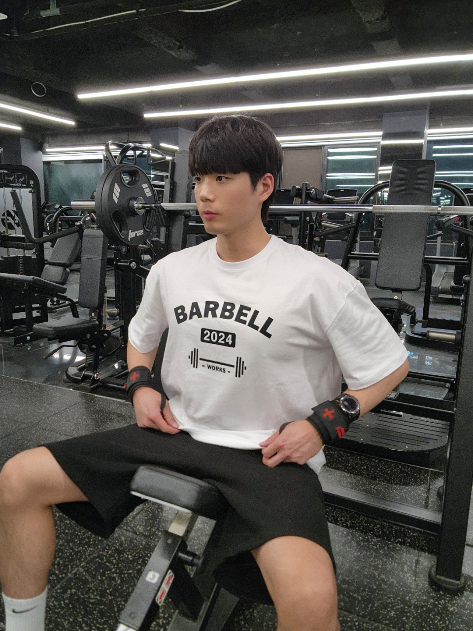 화이트티 모델컷