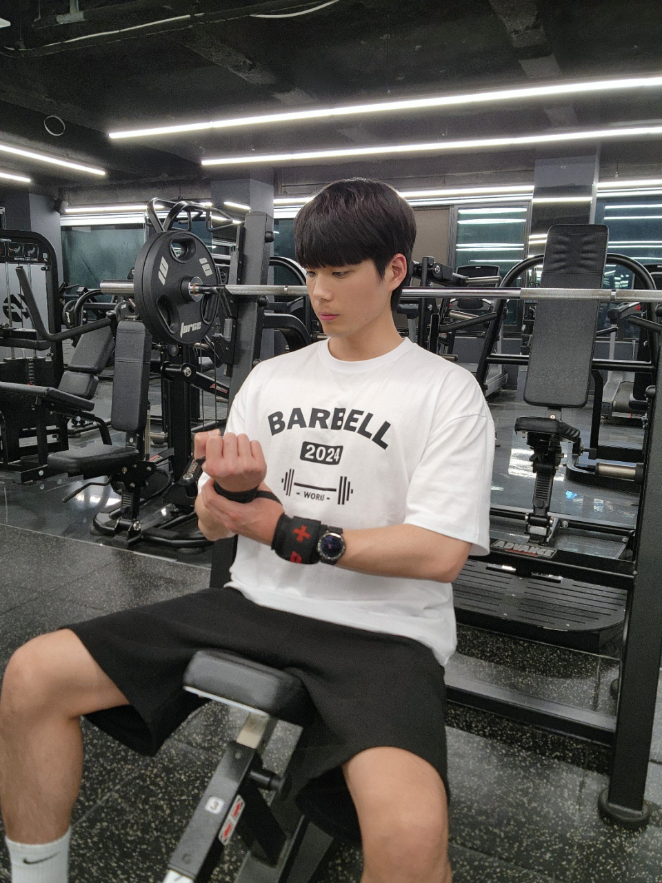 화이트티 모델컷